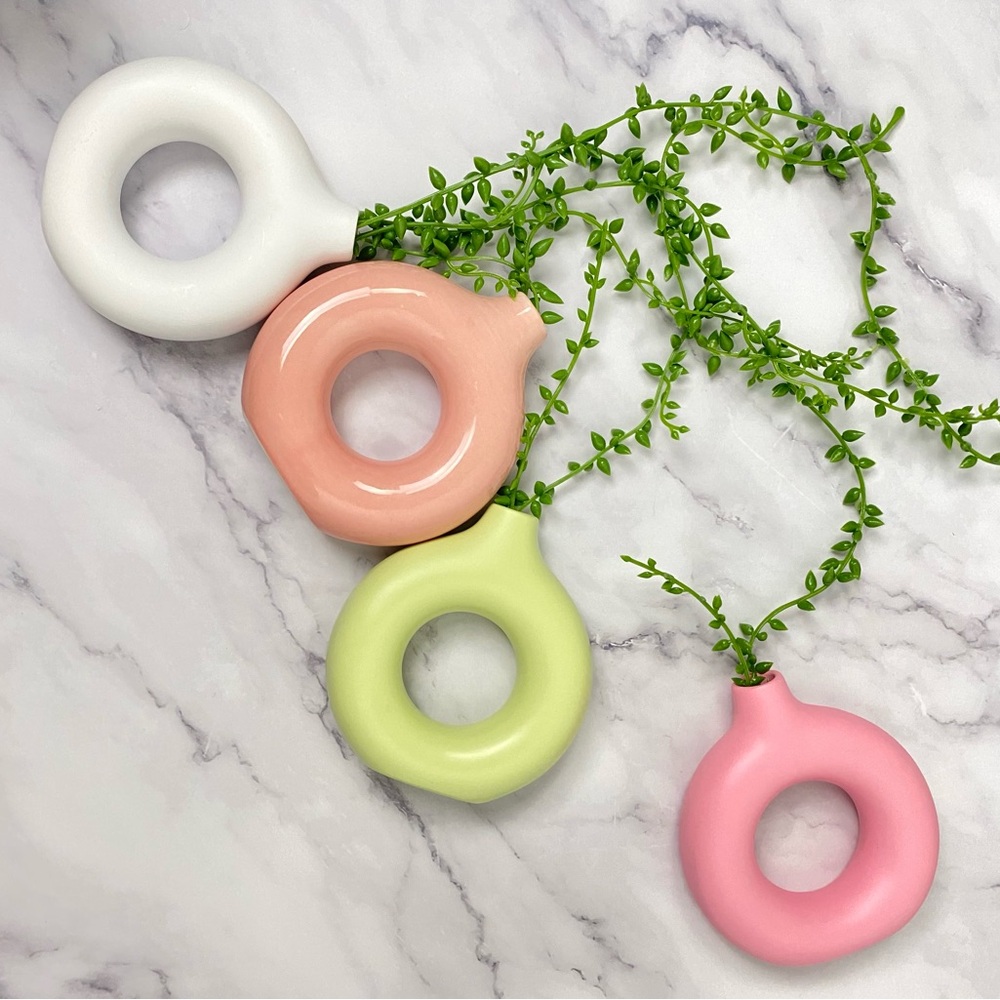 Ceramic donut vase—peachy pink gloss finish